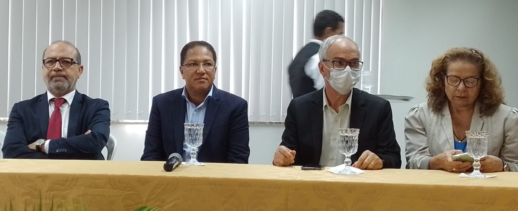 Prefeito Augusto Castro empossa novo secretário da Educação e diz que ele tem missão desafiadora