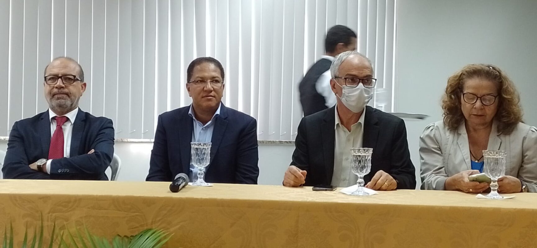 Prefeito Augusto Castro empossa novo secretário da Educação e diz que ele tem missão desafiadora