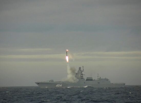 Rússia exibe míssil de cruzeiro hipersônico Zircon em teste no mar