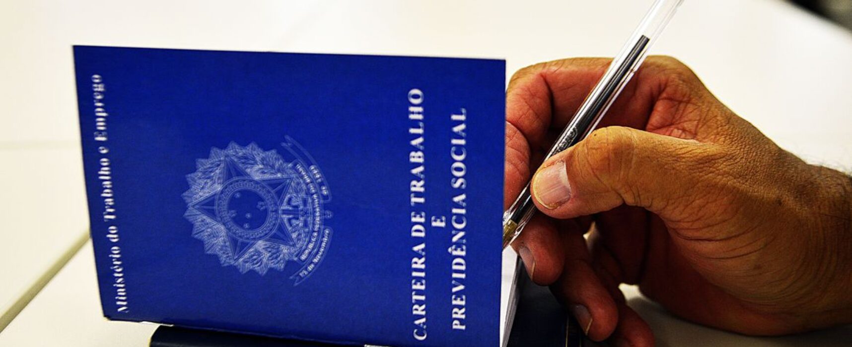 Brasil criou 2 milhões de vagas com carteira em 2022, abaixo do registrado em 2021