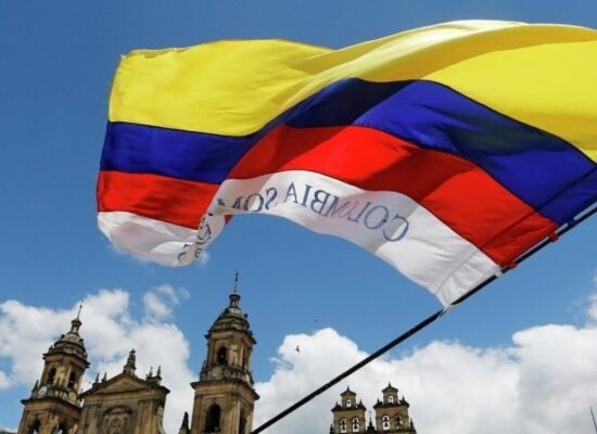 Colombianos vão eleger novo presidente neste domingo