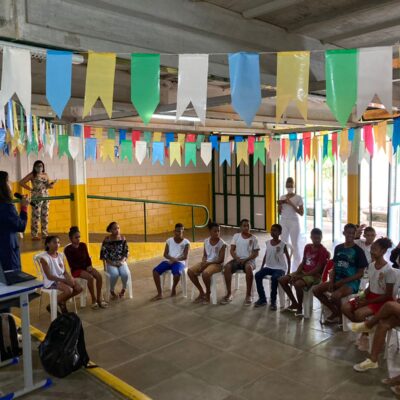 Curso de Fisioterapia leva educação sobre posturas a escolares