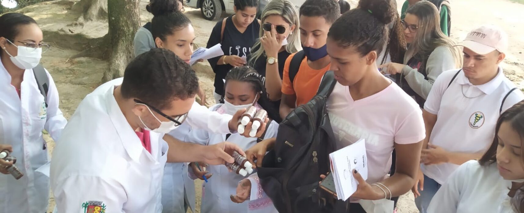 Estudantes de Biomedicina e de Fisioterapia promovem ação educativa em saúde  na Vila Juerana, litoral de Ilhéus