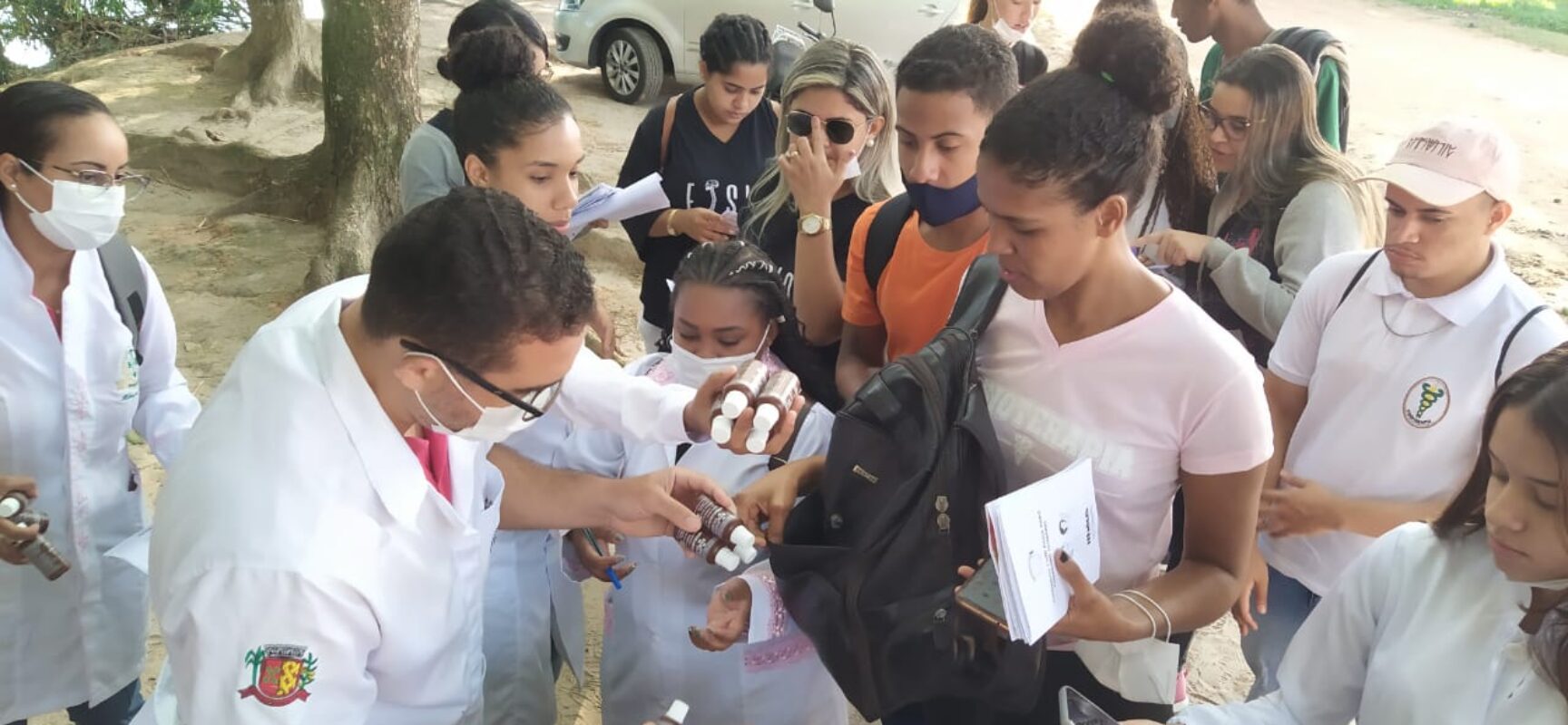 Estudantes de Biomedicina e de Fisioterapia promovem ação educativa em saúde  na Vila Juerana, litoral de Ilhéus