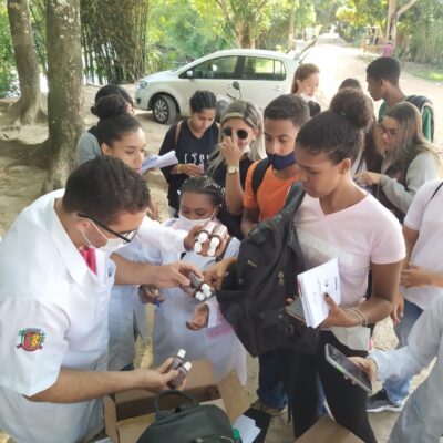 Estudantes de Biomedicina e de Fisioterapia promovem ação educativa em saúde  na Vila Juerana, litoral de Ilhéus