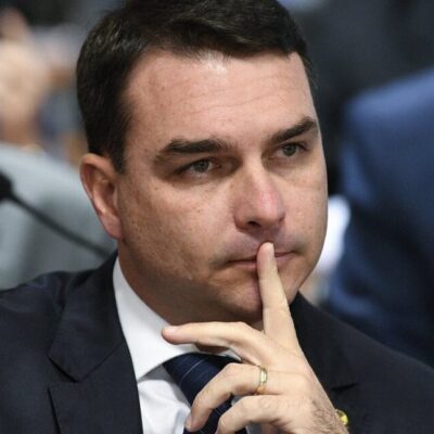 Flávio Bolsonaro alega que renda como advogado ajudou a pagar mansão de R$ 6 milhões