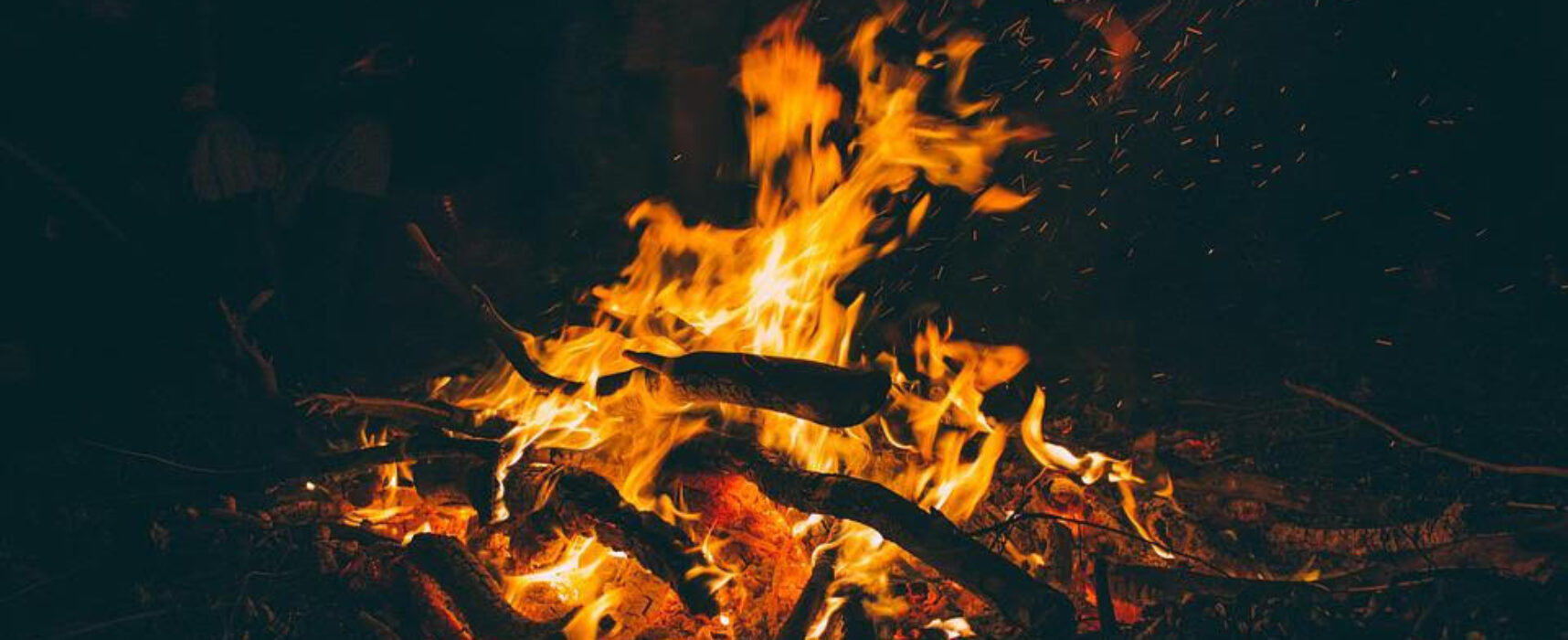 Fogos de artifício, fumaça e fragmentos de fogueira podem ser vilões para os olhos no São João