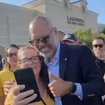 Foragido, blogueiro Allan dos Santos se reúne com apoiadores de Bolsonaro
