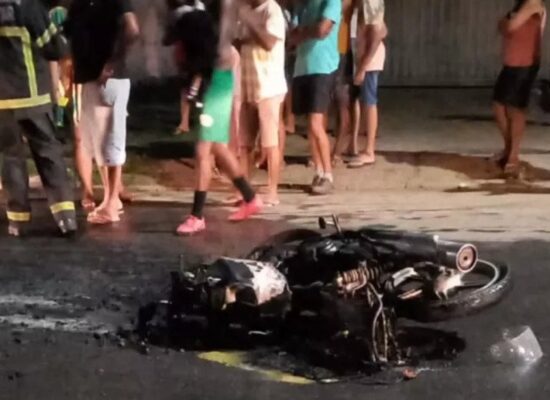 Jovem morre em acidente entre moto e caminhonete no sul da Bahia
