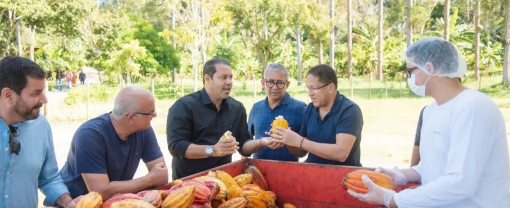 Prefeito Augusto Castro visita projeto agrícola em Mutuns e assina termo de parceria com agrícola Conduru e o Instituto Arapyaú