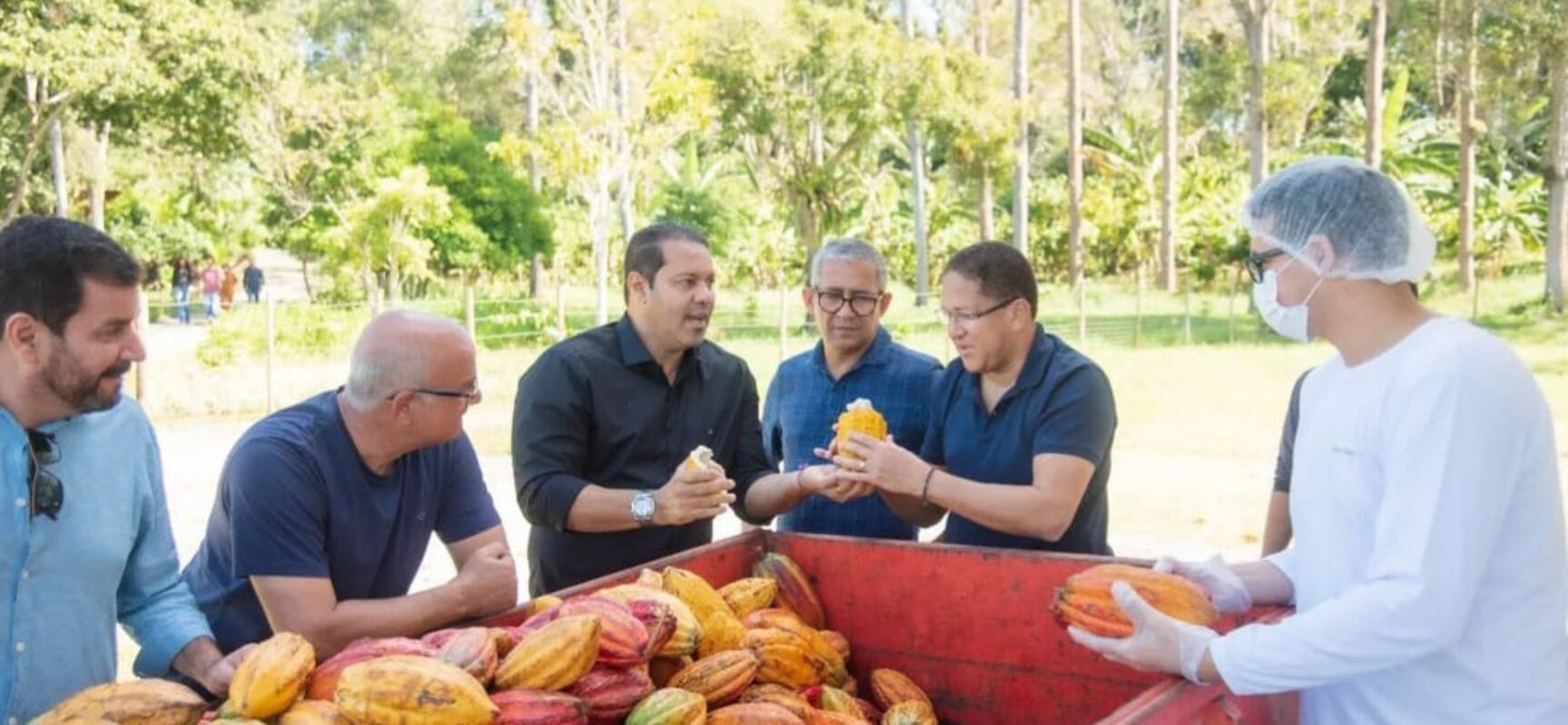 Prefeito Augusto Castro visita projeto agrícola em Mutuns e assina termo de parceria com agrícola Conduru e o Instituto Arapyaú