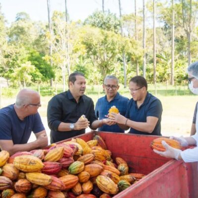 Prefeito Augusto Castro visita projeto agrícola em Mutuns e assina termo de parceria com agrícola Conduru e o Instituto Arapyaú