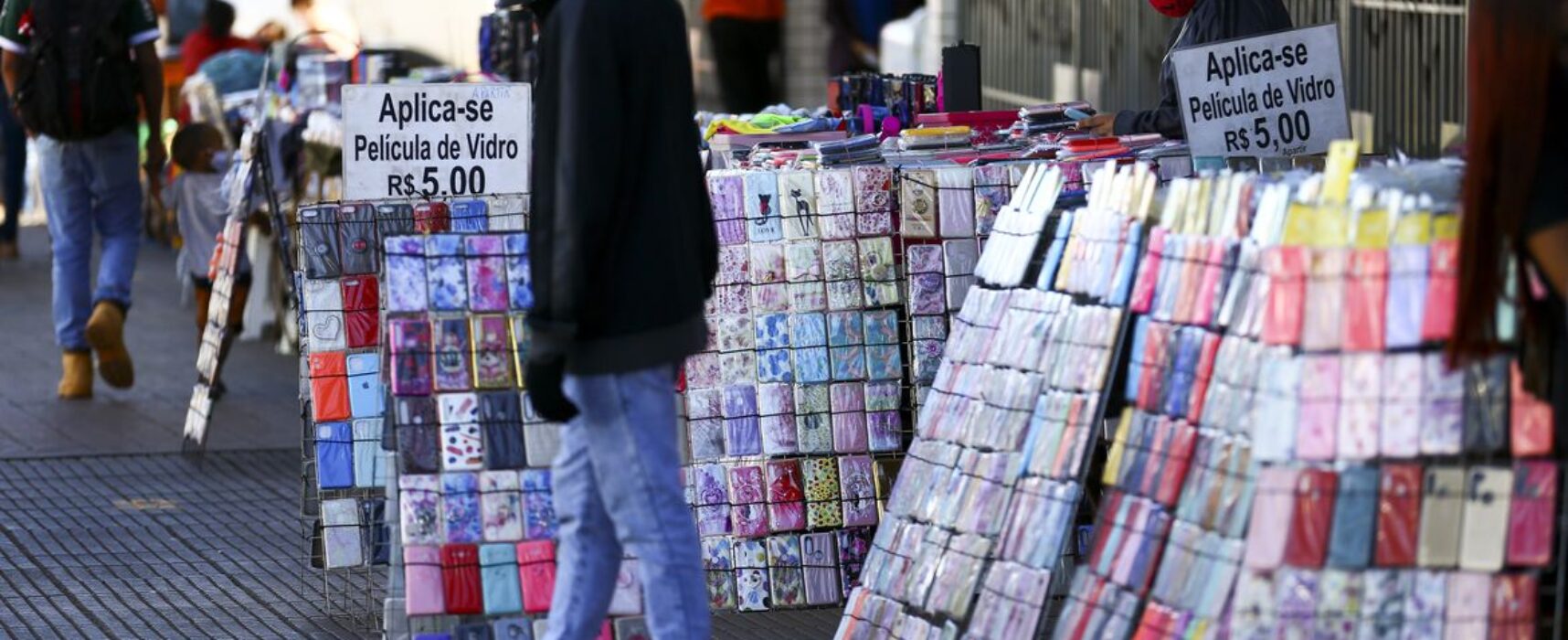 Rendimento dos brasileiros é o menor desde 2012, aponta IBGE