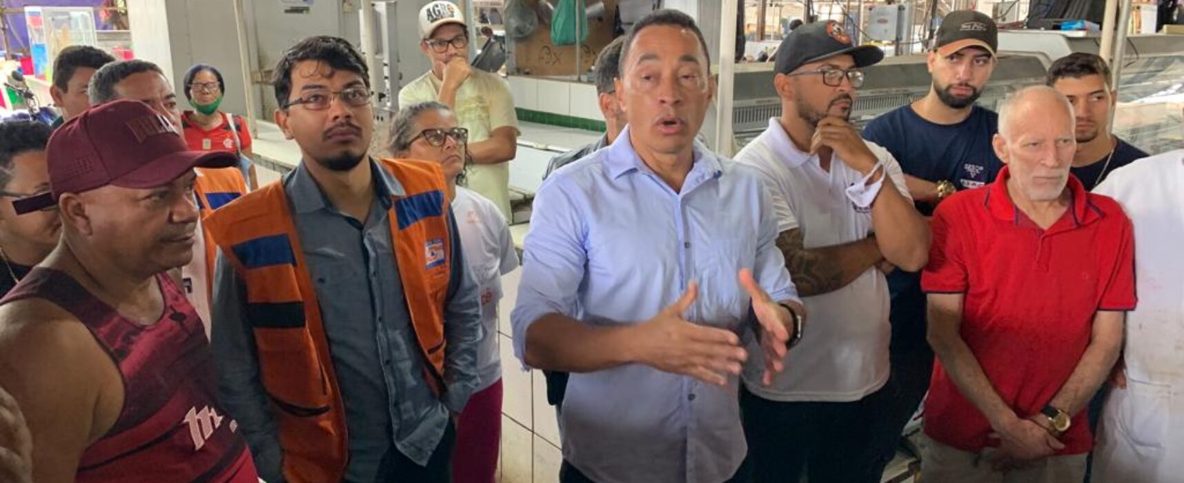 Secretário Humberto Mattos ouve opinião de feirantes sobre a requalificação da feira do São Caetano