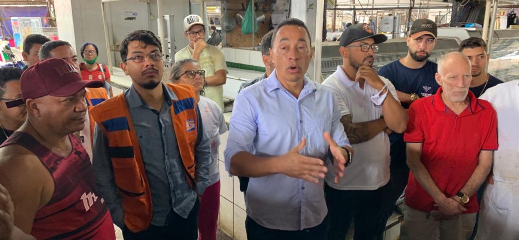 Secretário Humberto Mattos ouve opinião de feirantes sobre a requalificação da feira do São Caetano