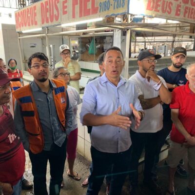 Secretário Humberto Mattos ouve opinião de feirantes sobre a requalificação da feira do São Caetano
