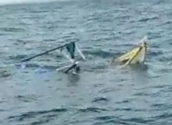 Três pescadores são resgatados após barco naufragar em Itacaré