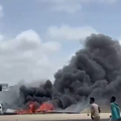 Avião cai de cabeça para baixo na Somália; todos passageiros são resgatados com vida