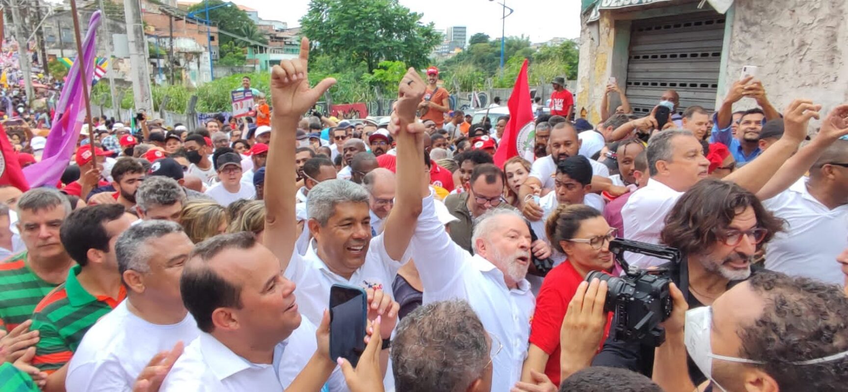 Cercado por militantes, Lula participa de caminhada em comemoração ao 2 de Julho