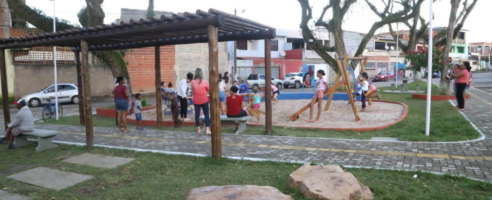 Clima de felicidade toma conta dos moradores do Vila Anália com entrega de praça requalificada pelo prefeito Augusto Castro