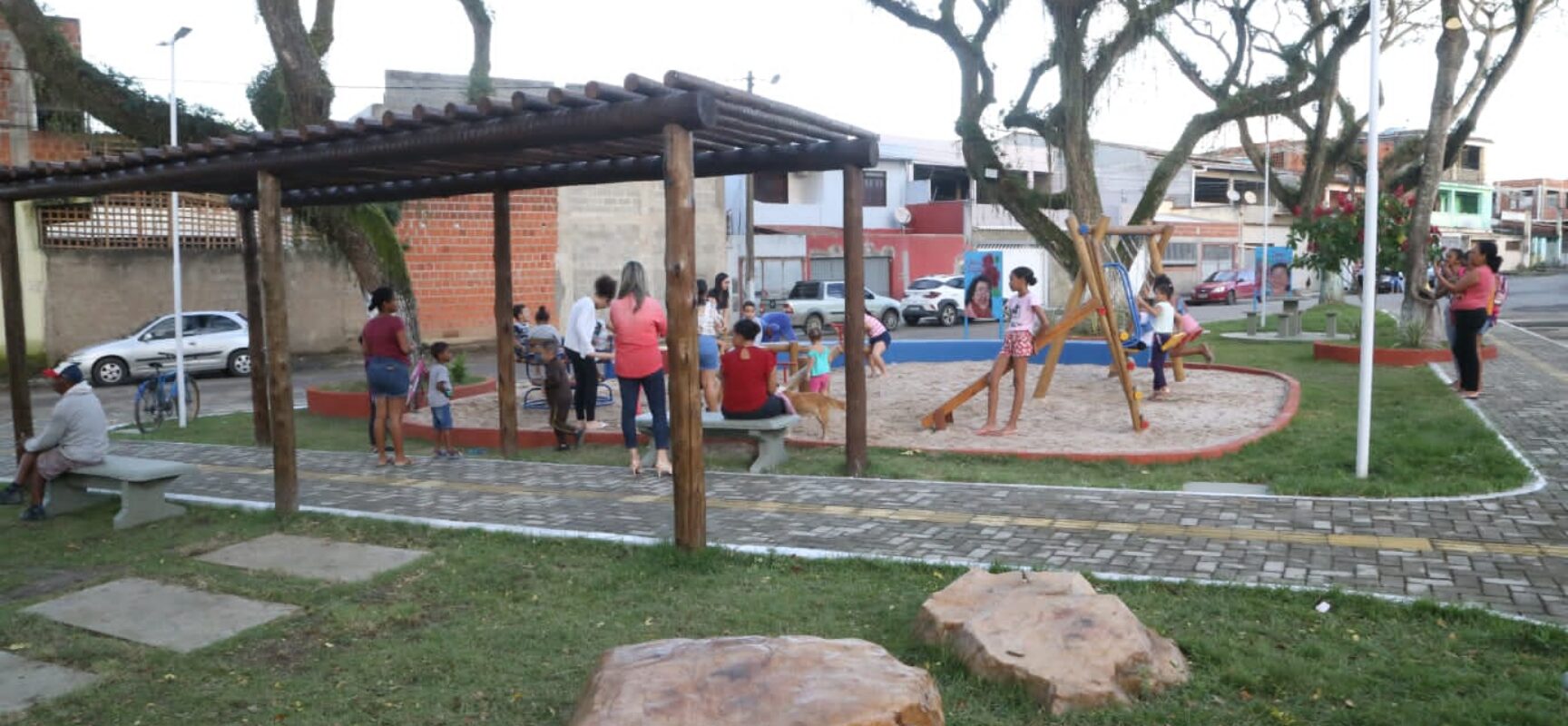 Clima de felicidade toma conta dos moradores do Vila Anália com entrega de praça requalificada pelo prefeito Augusto Castro