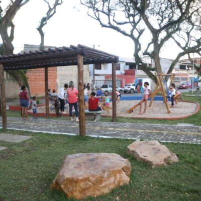Clima de felicidade toma conta dos moradores do Vila Anália com entrega de praça requalificada pelo prefeito Augusto Castro