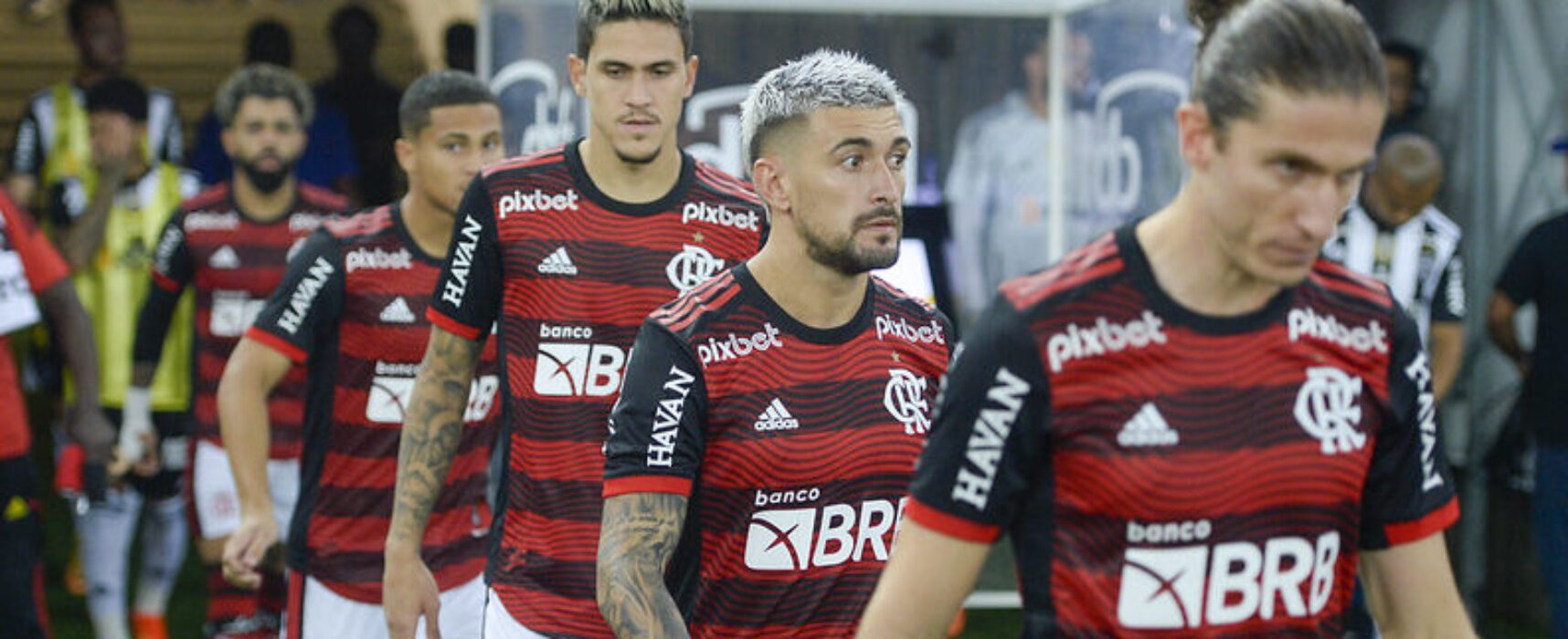Com ‘inferno’ dentro e fora de campo, Flamengo vence o Atlético-MG e vai às quartas de final