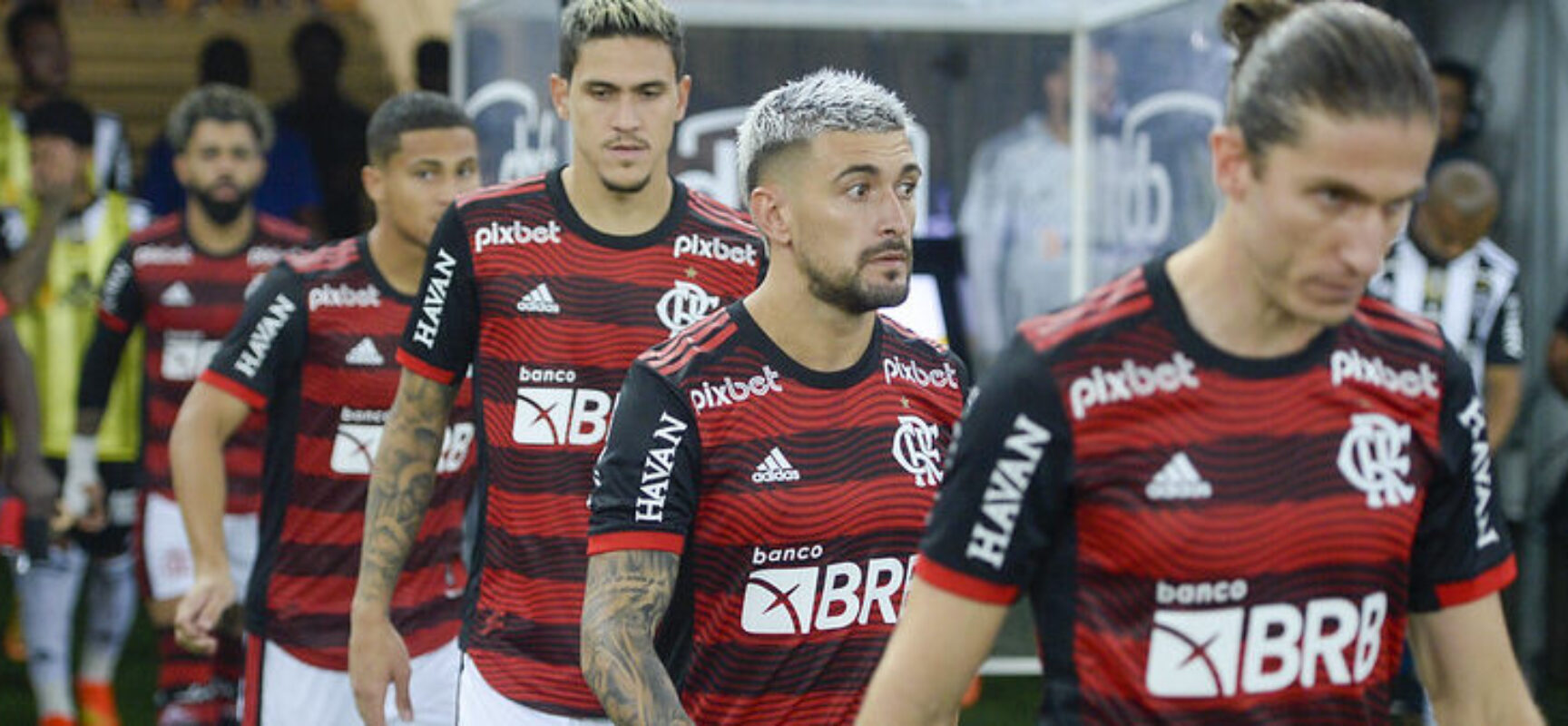 Com ‘inferno’ dentro e fora de campo, Flamengo vence o Atlético-MG e vai às quartas de final