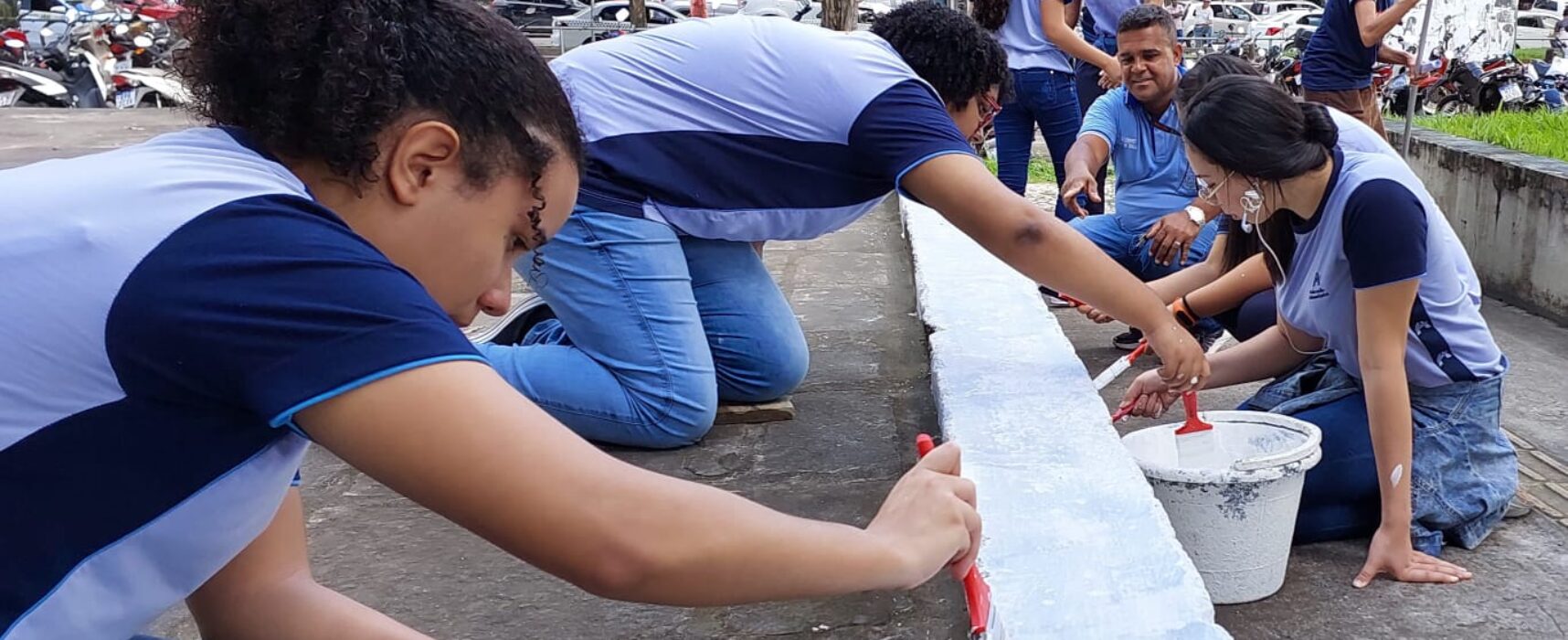 Escola Adventista se une à Prefeitura para limpeza da Praça Otávio Mangabeira 