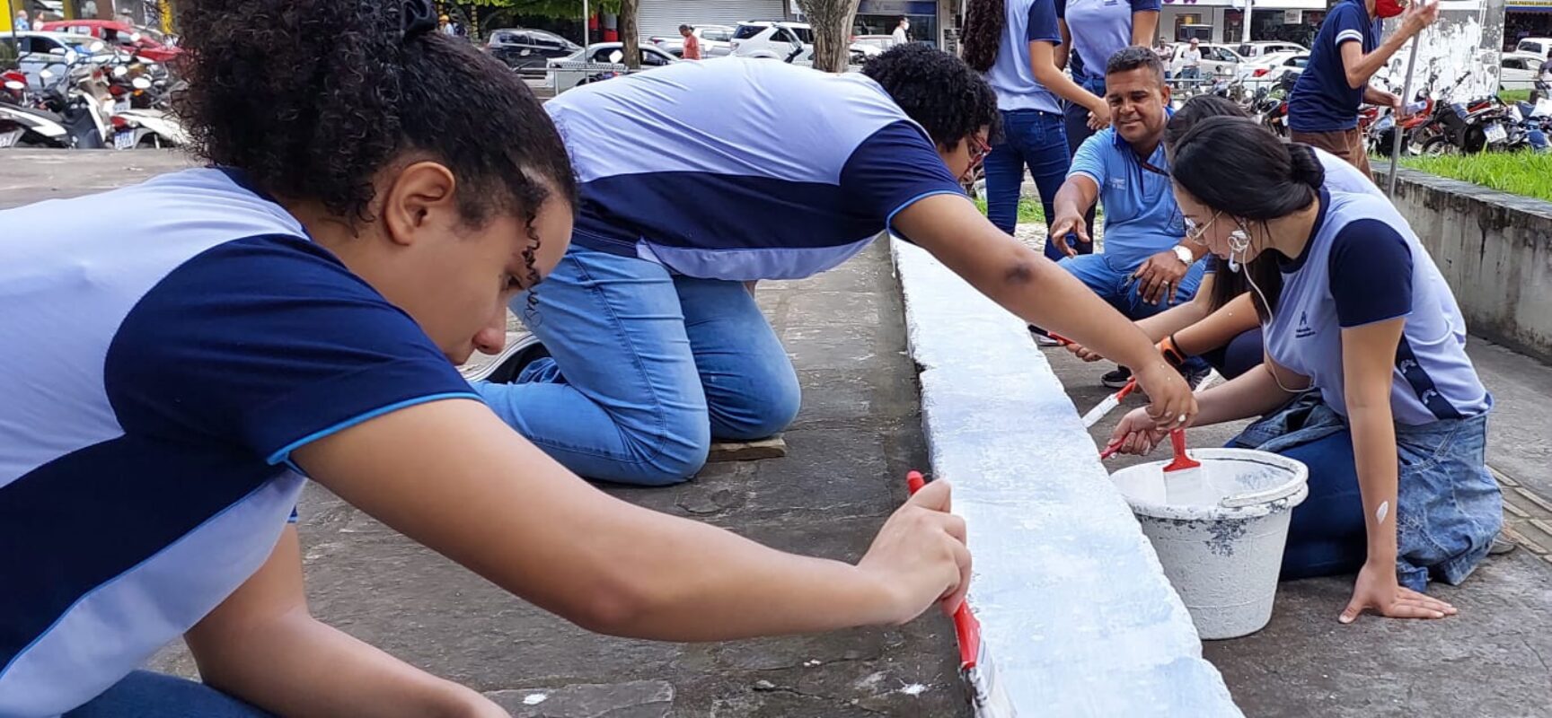 Escola Adventista se une à Prefeitura para limpeza da Praça Otávio Mangabeira 