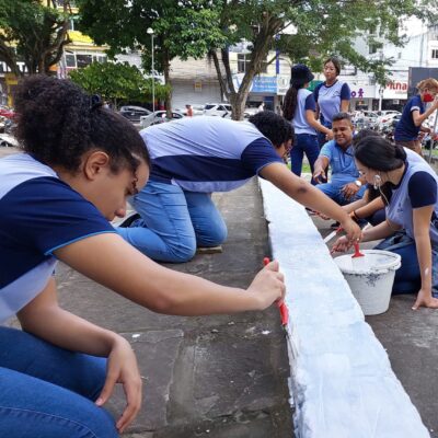 Escola Adventista se une à Prefeitura para limpeza da Praça Otávio Mangabeira 