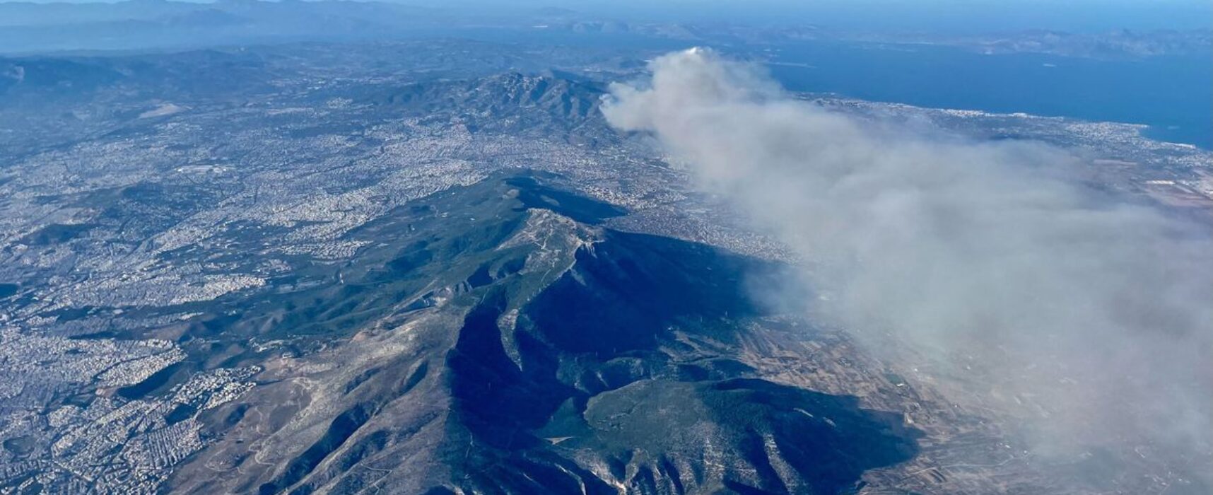 Incêndio florestal avança perto de Atenas e ameaça residências