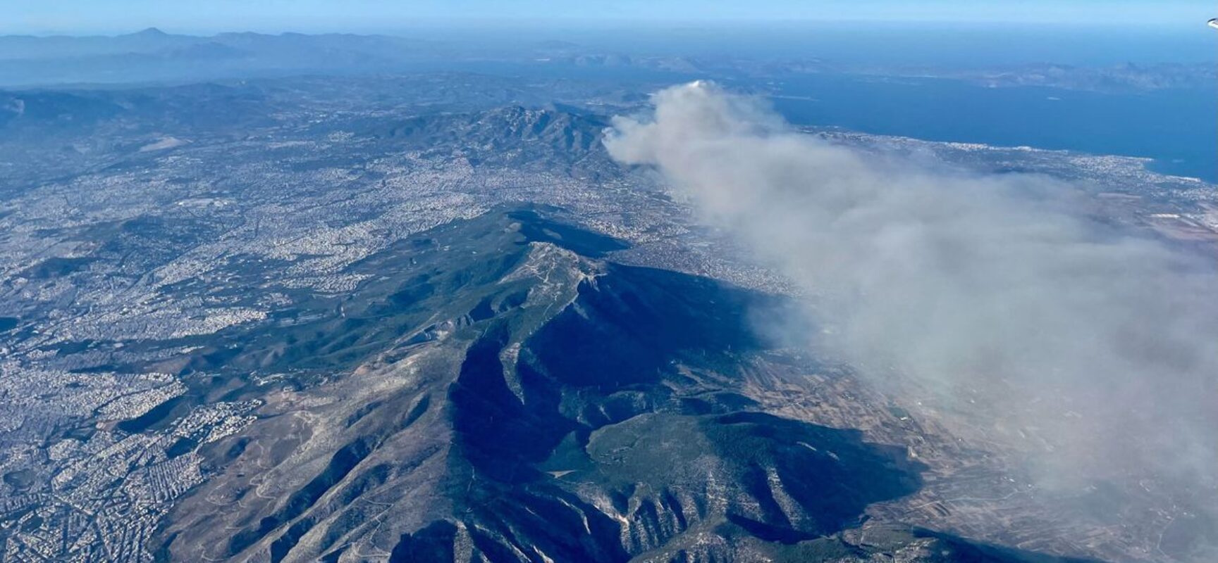 Incêndio florestal avança perto de Atenas e ameaça residências