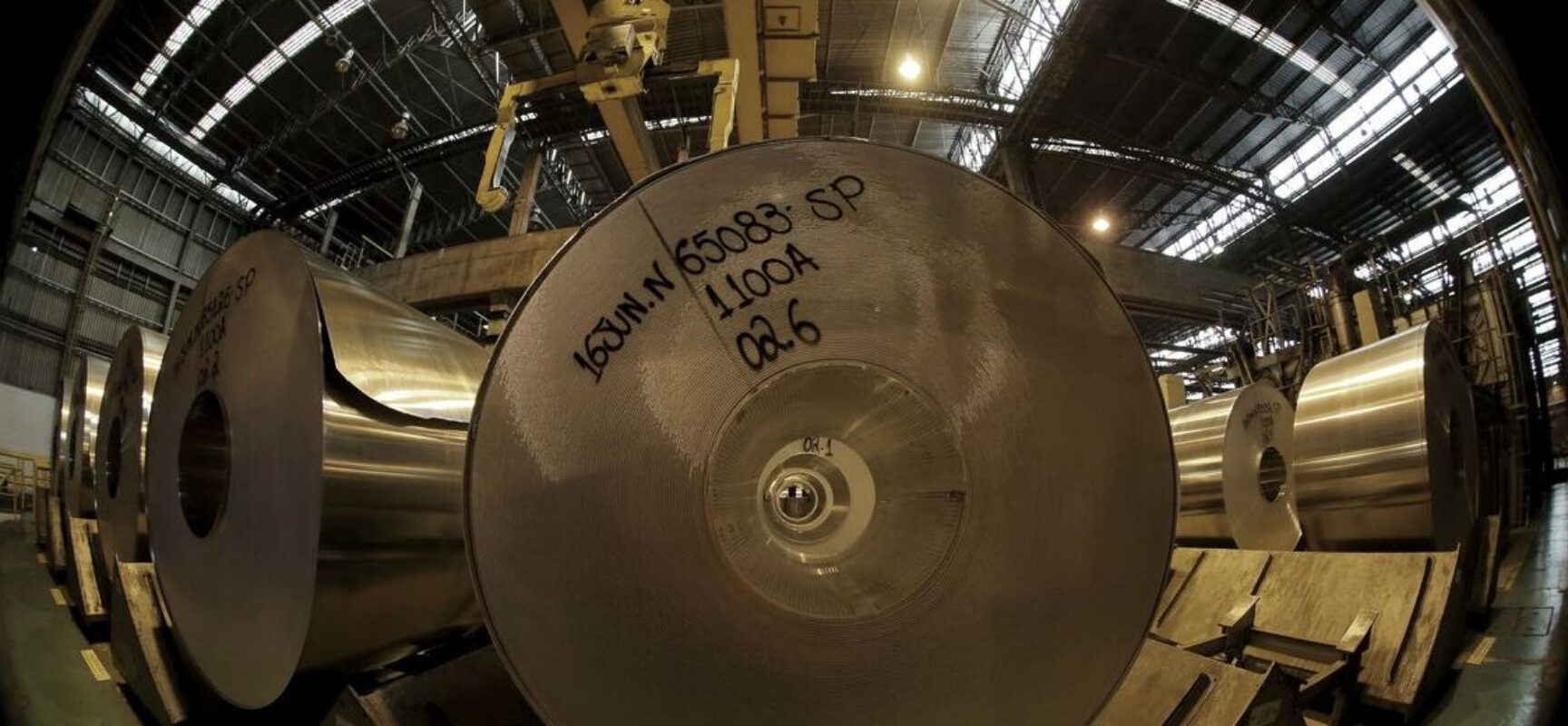 Indústrias empregavam 7,7 milhões de pessoas em 2020, aponta IBGE