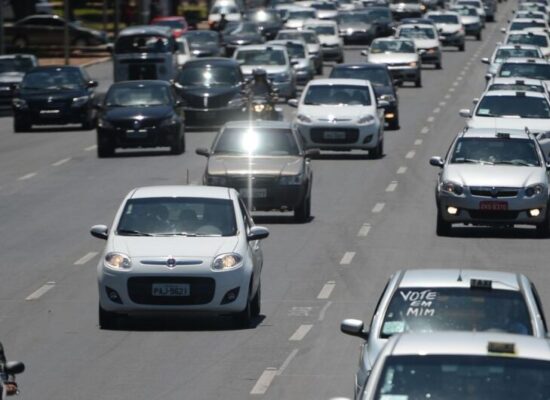 MP libera R$ 10,9 bi para auxílios a caminhoneiros e taxistas
