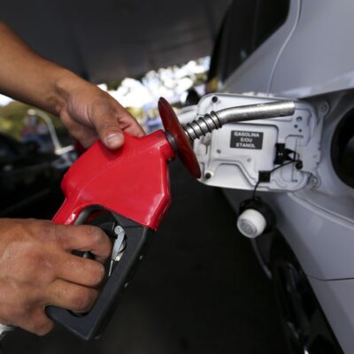 Preço médio do litro da gasolina cai novamente e vai a R$ 5,25, segundo ANP