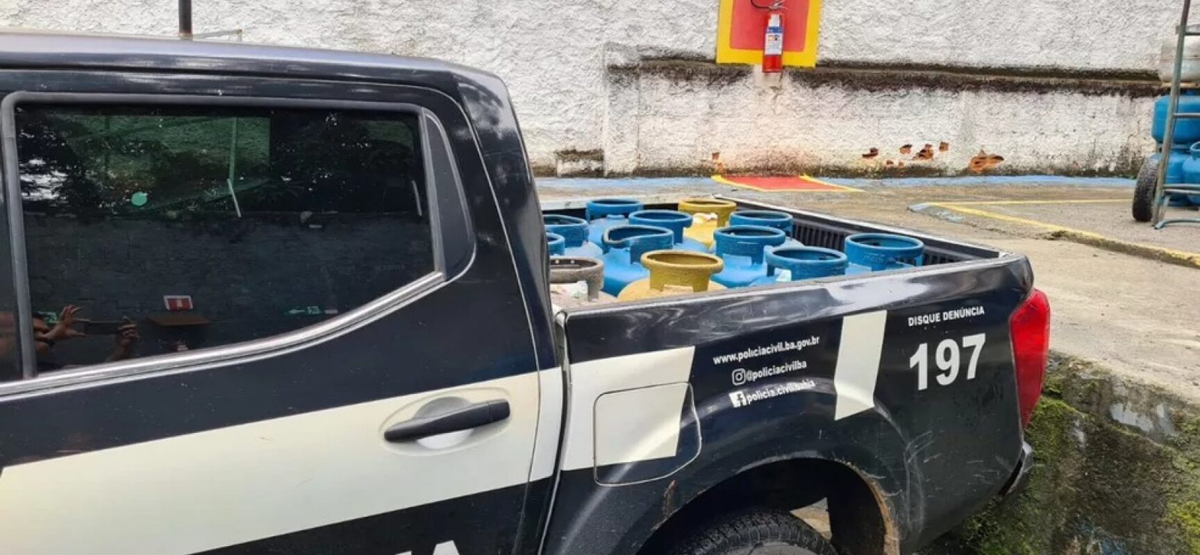 Polícia apreende botijões de gás vendidos ilegalmente no Banco da Vitória, em Ilhéus