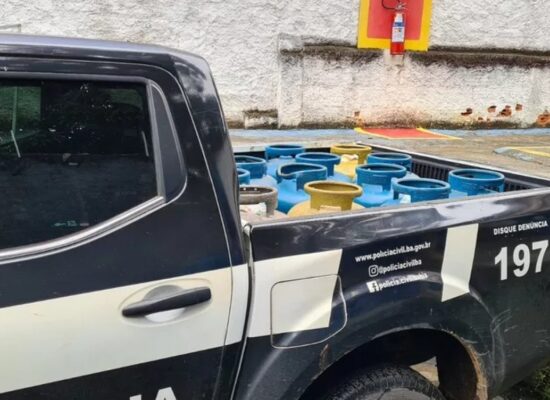 Polícia apreende botijões de gás vendidos ilegalmente no Banco da Vitória, em Ilhéus