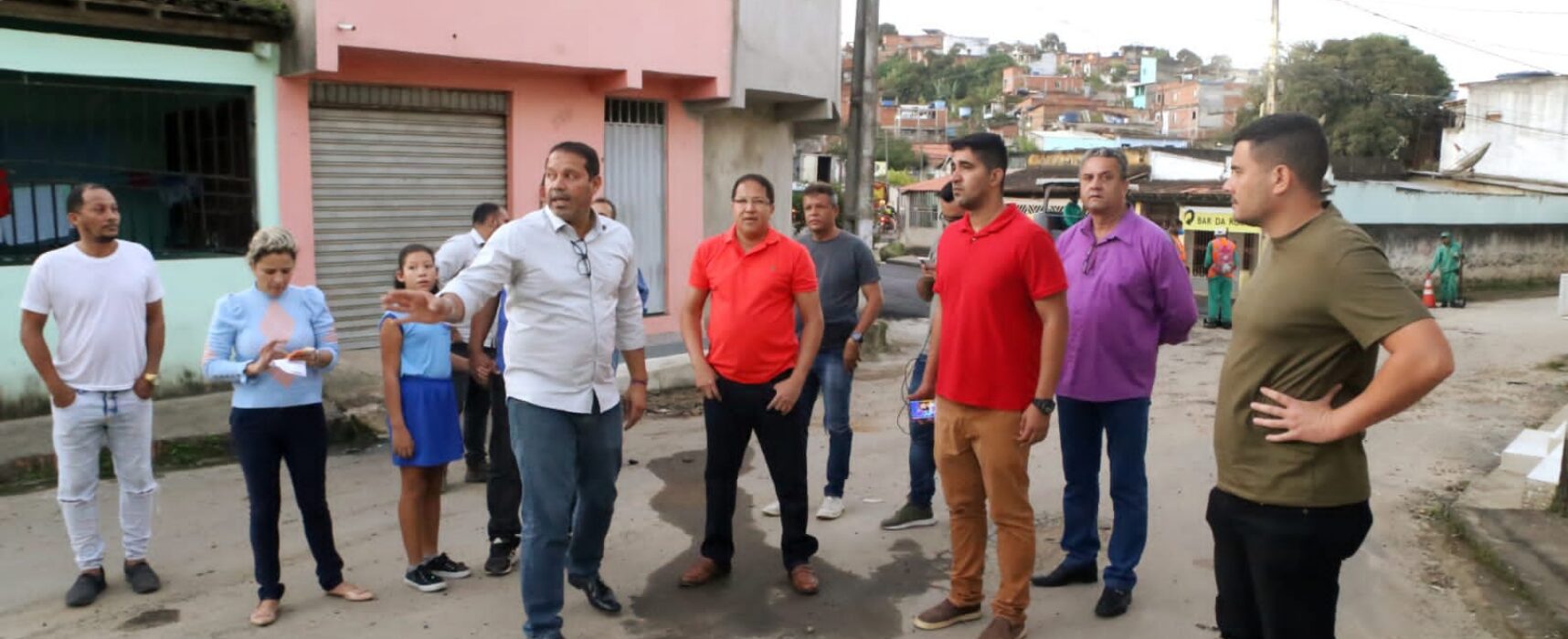 Prefeito Augusto Castro anuncia obras de requalificação da Escola Municipal Pedro Jerônimo ao vistoriar urbanização do bairro