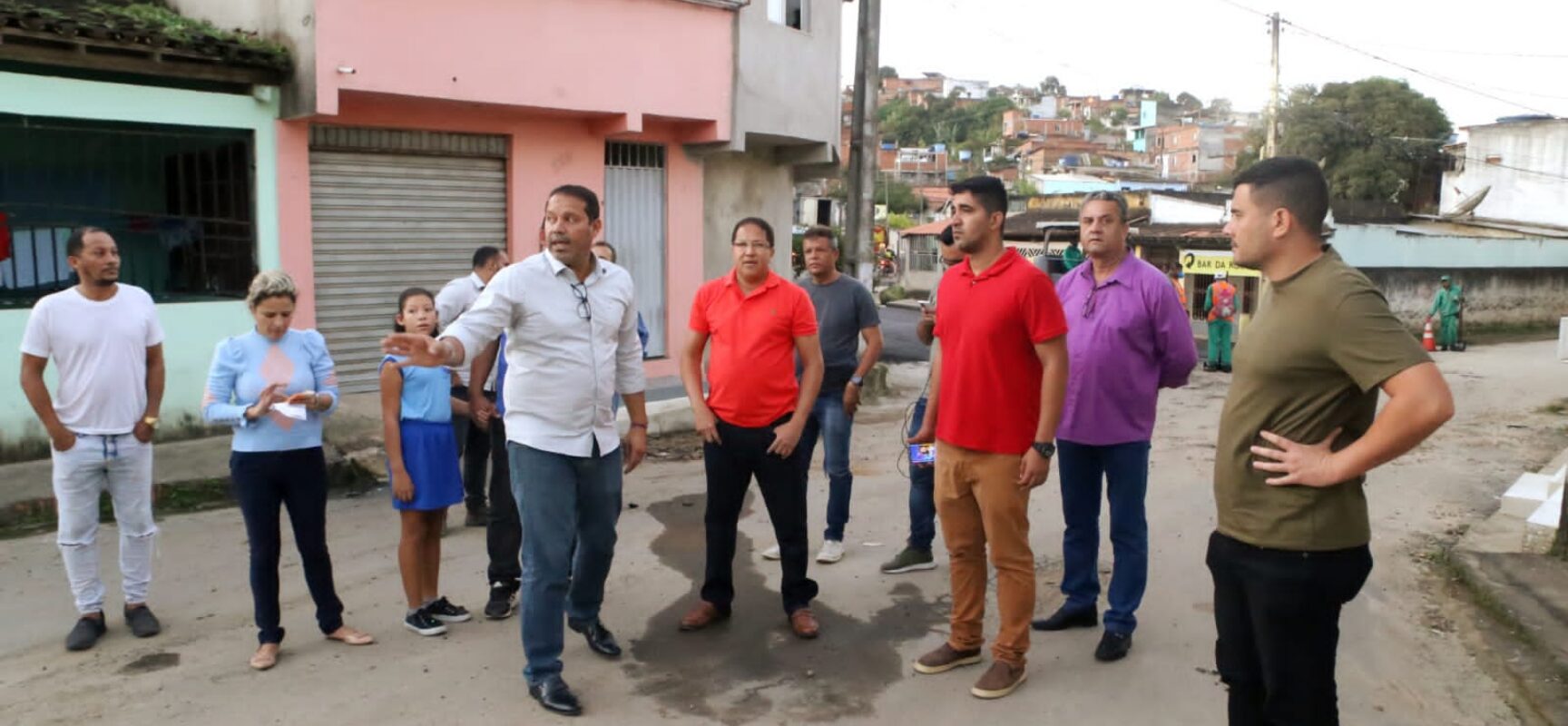 Prefeito Augusto Castro anuncia obras de requalificação da Escola Municipal Pedro Jerônimo ao vistoriar urbanização do bairro