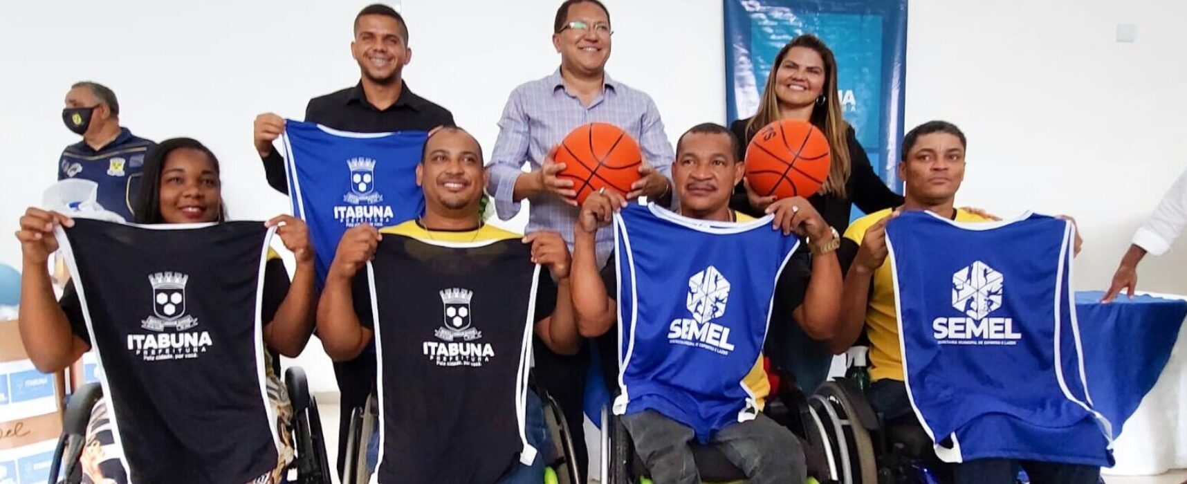 Prefeito Augusto Castro prestigia entrega de material esportivo a escolinhas de futebol