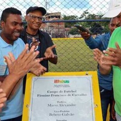 Prefeitura de Ilhéus requalifica e entrega campo de futebol no Salobrinho