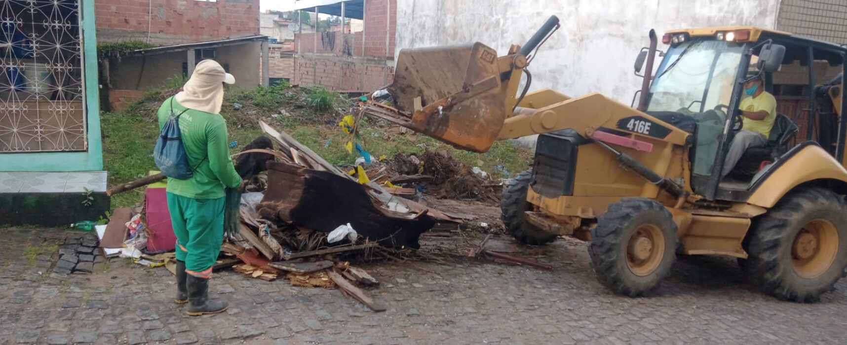 Prefeitura de Itabuna coleta de entulho em pontos viciados e orienta a população