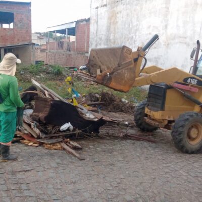 Prefeitura de Itabuna coleta de entulho em pontos viciados e orienta a população