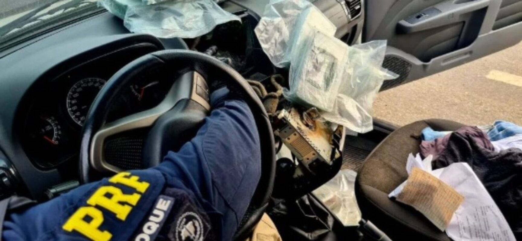 PRF encontra 21 kg de crack em painel de carro em caminhão-cegonha