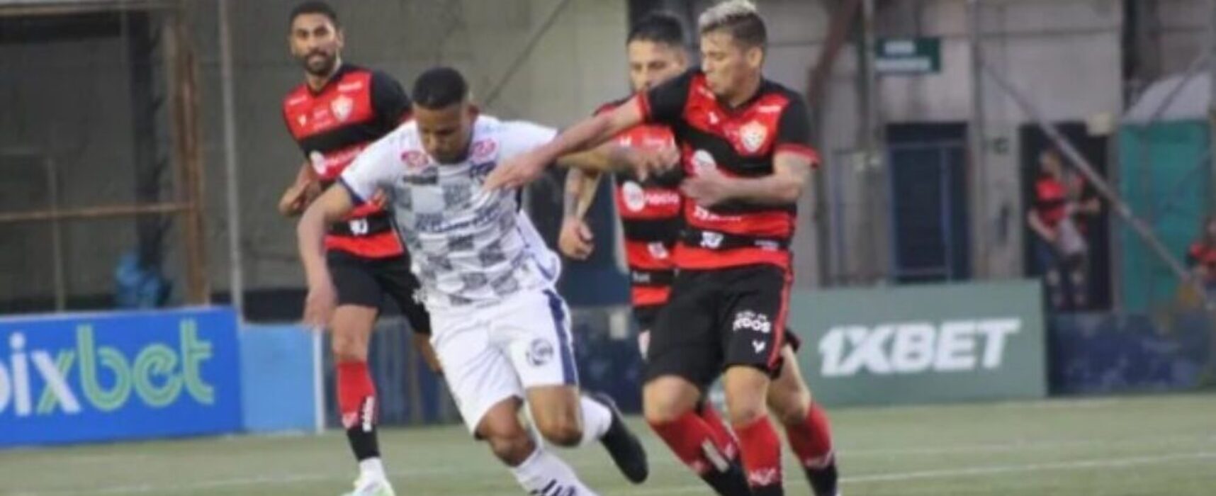 Vitória vence o São José e fica a dois pontos do G8