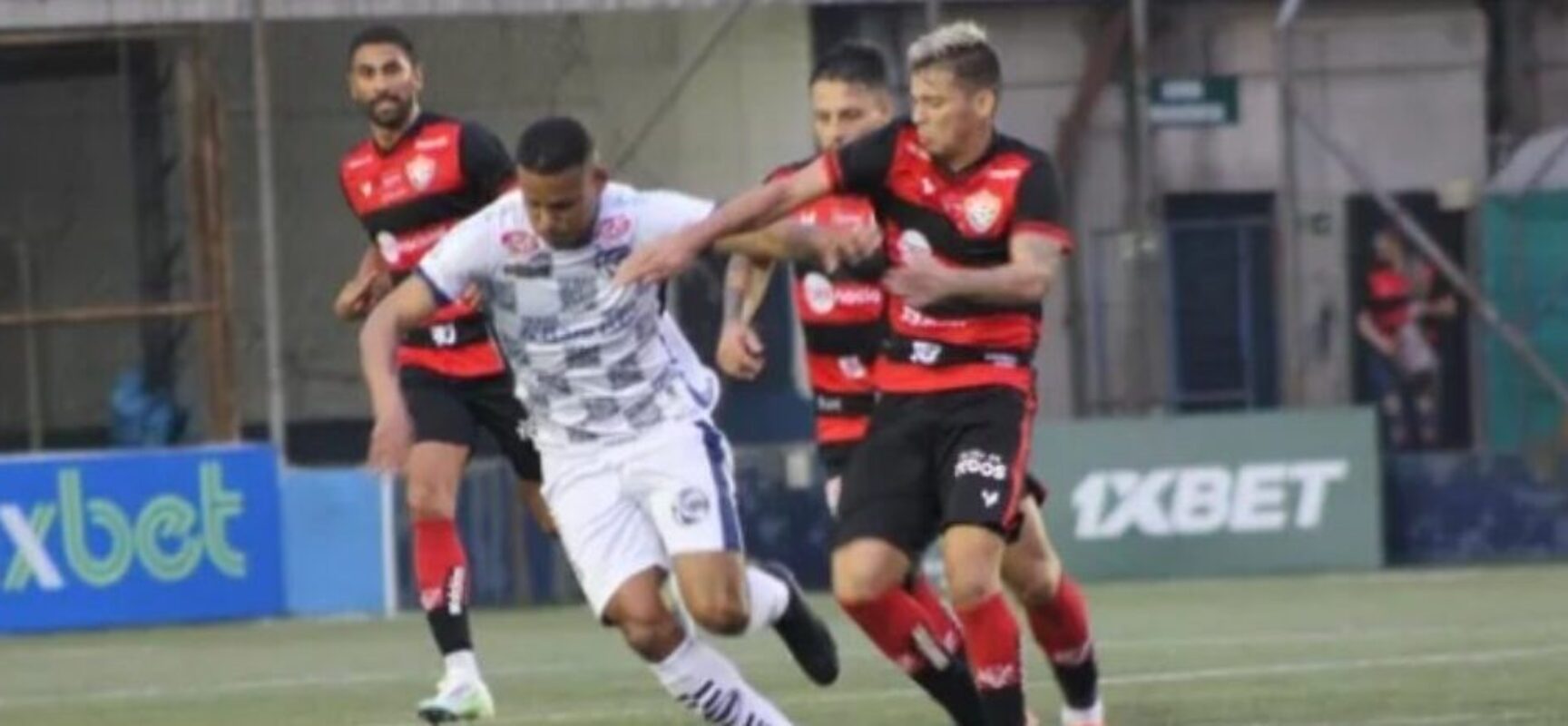 Vitória vence o São José e fica a dois pontos do G8