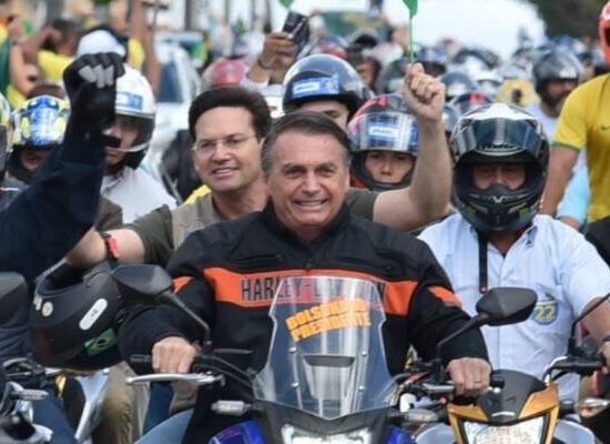 Bolsonaro desembarca em Vitória da Conquista e participa de motociata com João Roma