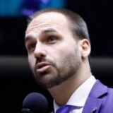 Eduardo Bolsonaro tem mandado de prisão expedido e passaportes cancelados por decisão do STF