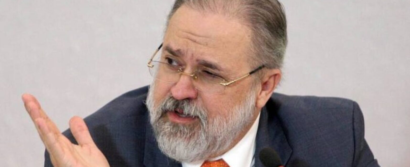 Aras se reúne com ministro da Defesa e comandantes da Forças Armadas